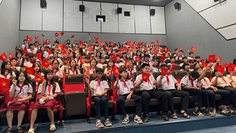 역사사랑을 키우기 위해 학생 2000명과 함께 영화 '레드레인' 관람