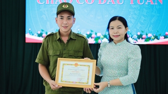 Khen thưởng đột xuất thành viên lực lượng an ninh cơ sở cứu kịp thời học sinh rơi xuống sông
