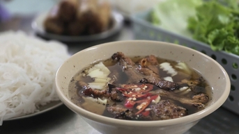 ភោជនីយដ្ឋានប៊ុនចាអាយុ 21 ឆ្នាំនៅទីក្រុងហាណូយ ម្ចាស់លក់អស់ 250 ដងក្នុងរយៈពេល 3 ម៉ោង