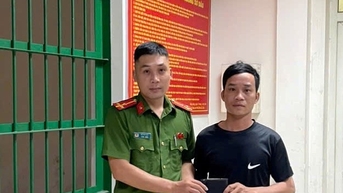 Công an phường Hồng Bàng trao trả người dân tài sản bị rơi