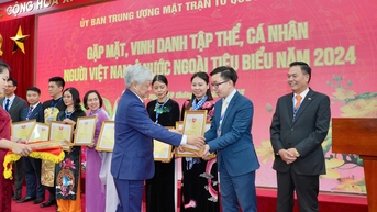 ចែក​ចាយ​ឈាម​ជ័រ​ដូច​គ្នា ឡាក ហុង៖ បណ្ឌិត​វ័យ​ក្មេង​សង់​ស្ពាន​នៅ​កូរ៉េ