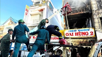남칸(까마우)에서 발생한 대형 화재 진압