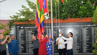 អុជធូប និងលើកទង់ជាតិ ដើម្បីបើកពិធីបុណ្យប្រយុទ្ធក្របី Do Son ឆ្នាំ 2025