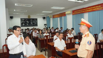 ផ្សព្វផ្សាយ និងផ្សព្វផ្សាយចំណេះដឹងអំពីសុវត្ថិភាពចរាចរណ៍ ដល់មន្ត្រីអគ្គិសនី និងនិយោជិត