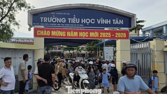 ឪពុកម្តាយស្រក់ទឹកភ្នែកសម្លឹងមើលថ្នាក់រៀនរបស់កូន៖ ប្រធានទីក្រុងហូជីមិញចេញ 'Ultimatum'