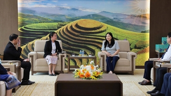 Đồng chí Vũ Thị Hiền Hạnh - Phó Chủ tịch UBND tỉnh tiếp xã giao Đoàn công tác của Sở Y tế tỉnh Viêng Chăn (nước CHDCND Lào)