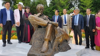 후에에 위치한 Trinh Cong Son 청동 예술 조각상 제막식