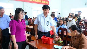 빈탄(Vinh Thanh)성 인민위원회 부위원장 응우옌 홍 손(Nguyen Hong Son)이 빈탄(Vinh Thanh) 마을 어린이들에게 중추절 선물을 전달했습니다.