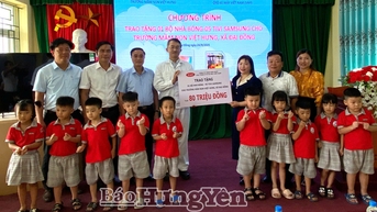 Công ty VAP tặng thiết bị dạy học cho Trường Mầm non Việt Hưng