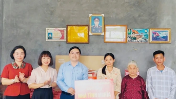 ប្រគល់ផ្ទះសប្បុរសធម៌ដល់គ្រួសារក្រីក្រនៅឃុំ Son Luong