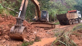 Ứng phó bão số 9: Cục Đường bộ yêu cầu xử lý ngay các vị trí sạt lở lớn gây ách tắc giao thông