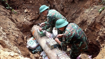 Hủy nổ thành công quả bom chùm CBU-87 được phát hiện tại sông Đà