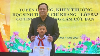 គណៈកម្មាធិការ​ប្រជាជន​ខេត្ត​បាន​ប្រគល់​ប័ណ្ណសរសើរ​ជូន​លោក ថាច់ ជីខង ចំពោះ​ស្នាដៃ​ក្នុង​ការ​ជួយ​សង្គ្រោះ​ប្រជាពលរដ្ឋ។