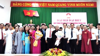 លោកស្រី Le Thi Hoa Dao ត្រូវបានគេទុកចិត្តឱ្យកាន់តំណែងជាប្រធានគណៈកម្មាធិការរណសិរ្សមាតុភូមិវៀតណាមនៃវួដ Phong Phu ។