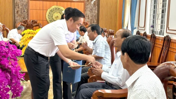 ឃុំ Tan Thanh៖ ប្រគល់អំណោយពាក់កណ្តាលសរទរដូវពីប្រធានគណៈកម្មាធិការប្រជាជនទីក្រុងហូជីមិញ