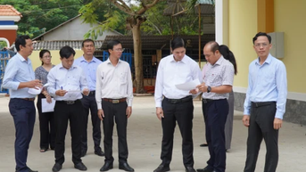 ថ្នាក់​ដឹក​នាំ​ឃុំ Can Giuoc បាន​ចុះ​អង្កេត​សាលា​ក្នុង​តំបន់។
