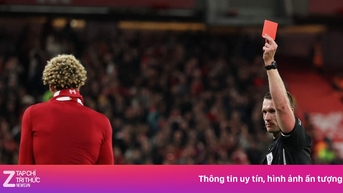 Khoảnh khắc 'ngu ngốc' khiến Ekitike trả giá