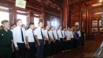 Đoàn đại biểu Công ty Điện lực Lào Cai dâng hương tưởng niệm Chủ tịch Hồ Chí Minh