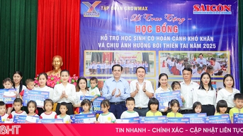 Trao học bổng cho học sinh hoàn cảnh khó khăn, chịu ảnh hưởng bởi thiên tai