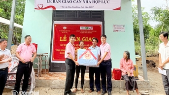Trao tặng nhà cho gia đình khó khăn tại xã Lộc Tấn