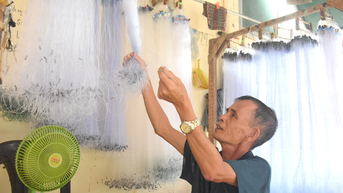 Hơn 40 năm mưu sinh với nghề đan lưới đánh cá