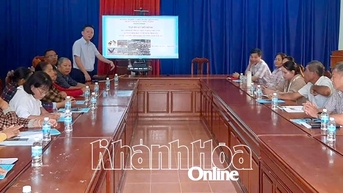 Tập huấn kỹ thuật chăn nuôi gà thả vườn an toàn sinh học cho nông dân
