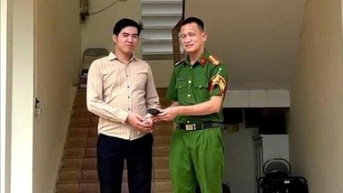 Anh Cao Văn Chính nhặt được ví, bàn giao cho công an xã trả lại người đánh rơi