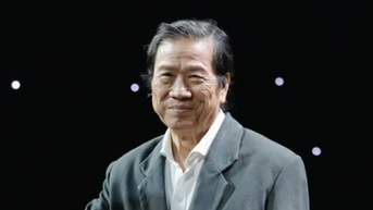 슬픈 찬송가와 작은 거리 오후 기차역의 저자인 음악가 Nguyen Vu에게 작별 인사를 전합니다.