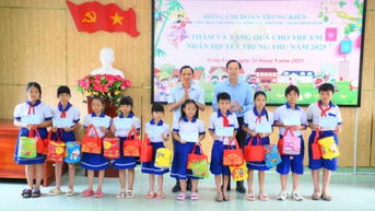Phó Chủ tịch UBND tỉnh Đoàn Trung Kiên thăm, tặng quà Trung thu cho trẻ em tại xã Long Cang