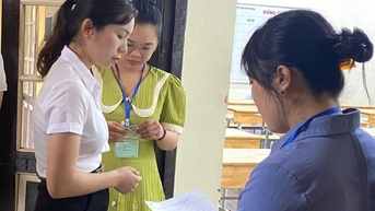 하노이에서는 교사를 모집하고 있으며, 한 과목당 80명이 경쟁하고 있습니다.