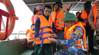 Phà hỏng, Bộ đội Biên phòng dùng ca nô hỗ trợ người dân xã đảo Tam Hải đi lại