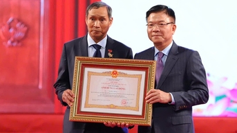 Trao tặng danh hiệu Anh hùng Lao động cho HLV Mai Đức Chung