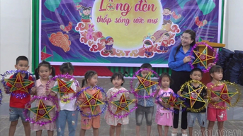 លេខាធិការសហភាពយុវជនមជ្ឈិមបានចុះសួរសុខទុក្ខ និងប្រគល់អំណោយពាក់កណ្តាលរដូវស្លឹកឈើជ្រុះដល់កុមារនៅភូមិនូ