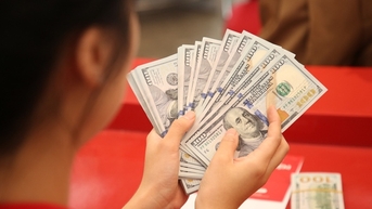 Trưa 25-9, ngân hàng thương mại đẩy giá USD lên kịch trần
