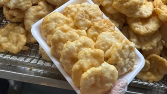 광닌을 방문하는 관광객들에게는 맥주와 하롱 오징어 롤이 제공됩니다.