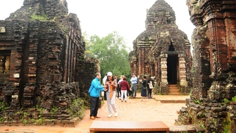 សវនករ​តម្រូវ​ឱ្យ​លក់​សំបុត្រ​ឱ្យ​ភ្ញៀវ​ទេសចរ​វៀតណាម ដូច​ជា​ភ្ញៀវ​ទេសចរ​បស្ចិម​ប្រទេស​នៅ​ប្រាសាទ My Son?