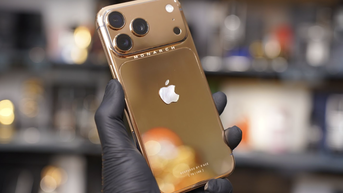 베트남 제조업체가 출시한 세계 최초 금도금 iPhone 17 Pro Max의 클로즈업