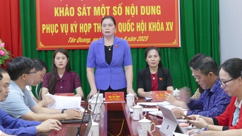 뚜옌꽝성 국회 대표단은 떤꽝사에서 2단계 지방정부가 시행되는 상황을 조사했습니다.