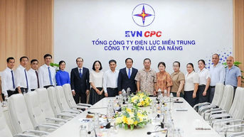 Đoàn công tác Báo Pasaxon của Lào thăm và làm việc Công ty Điện lực Đà Nẵng