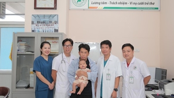 Lọc máu 13 ngày liên tục, hồi sinh bé trai người Mông 5 tháng tuổi