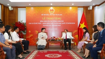 តារាចម្រៀង ឌុច ភុក - ម្ចាស់ជើងឯកនៃការប្រកួតប្រជែងតន្ត្រីអន្តរជាតិ Intervision 2025 បានទទួលវិញ្ញាបនបត្រសរសើរពីនាយករដ្ឋមន្ត្រី