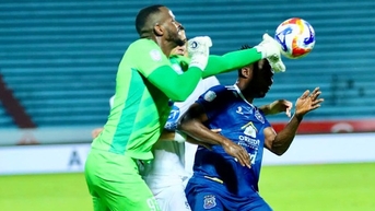 "Gã khổng lồ" trong khung thành nhà vô địch V-League 