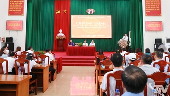ថ្នាក់ដឹកនាំឃុំ Dai Tu ស្តាប់ និងទទួលយកអនុសាសន៍របស់អាជីវករ។