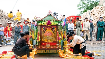 축제 관광은 지역 사회를 연결합니다