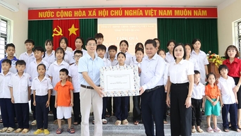 Đồng chí Vàng Seo Cón tặng quà Trung thu cho trẻ có hoàn cảnh khó khăn