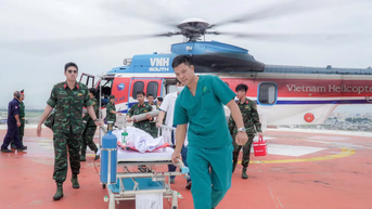 Vượt bão xuyên đêm đưa bệnh nhân từ Trường Sa về đất liền điều trị