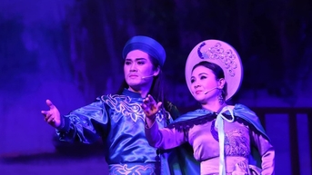 인민 예술가 탄 응안(Thanh Ngan)이 젊은 배우 응우옌 반 코이(Nguyen Van Khoi)의 "린의 북(The Drum of Me Linh)"을 지원합니다.