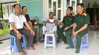 អញ្ជើញចុះសួរសុខទុក្ខ និងប្រគល់អំណោយជូនវីរៈយុទ្ធជន និងគ្រួសារគោលនយោបាយនៅឃុំអូរឡាំ