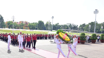 Đoàn đại biểu trí thức TPHCM vào lăng viếng Chủ tịch Hồ Chí Minh