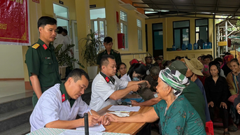 ប្រជាជន១៣០០នាក់នៅតំបន់ភ្នំនៃភាគខាងត្បូង Quang Tri បានទទួលការពិនិត្យសុខភាពដោយឥតគិតថ្លៃ។